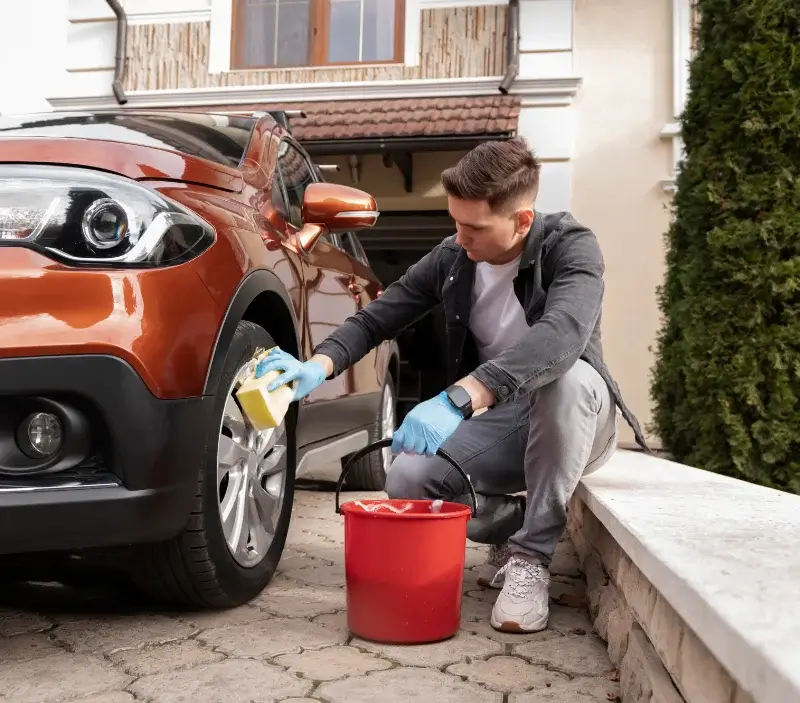 Lavage auto à domicile Aussois : professionnel intervenant sur un véhicule